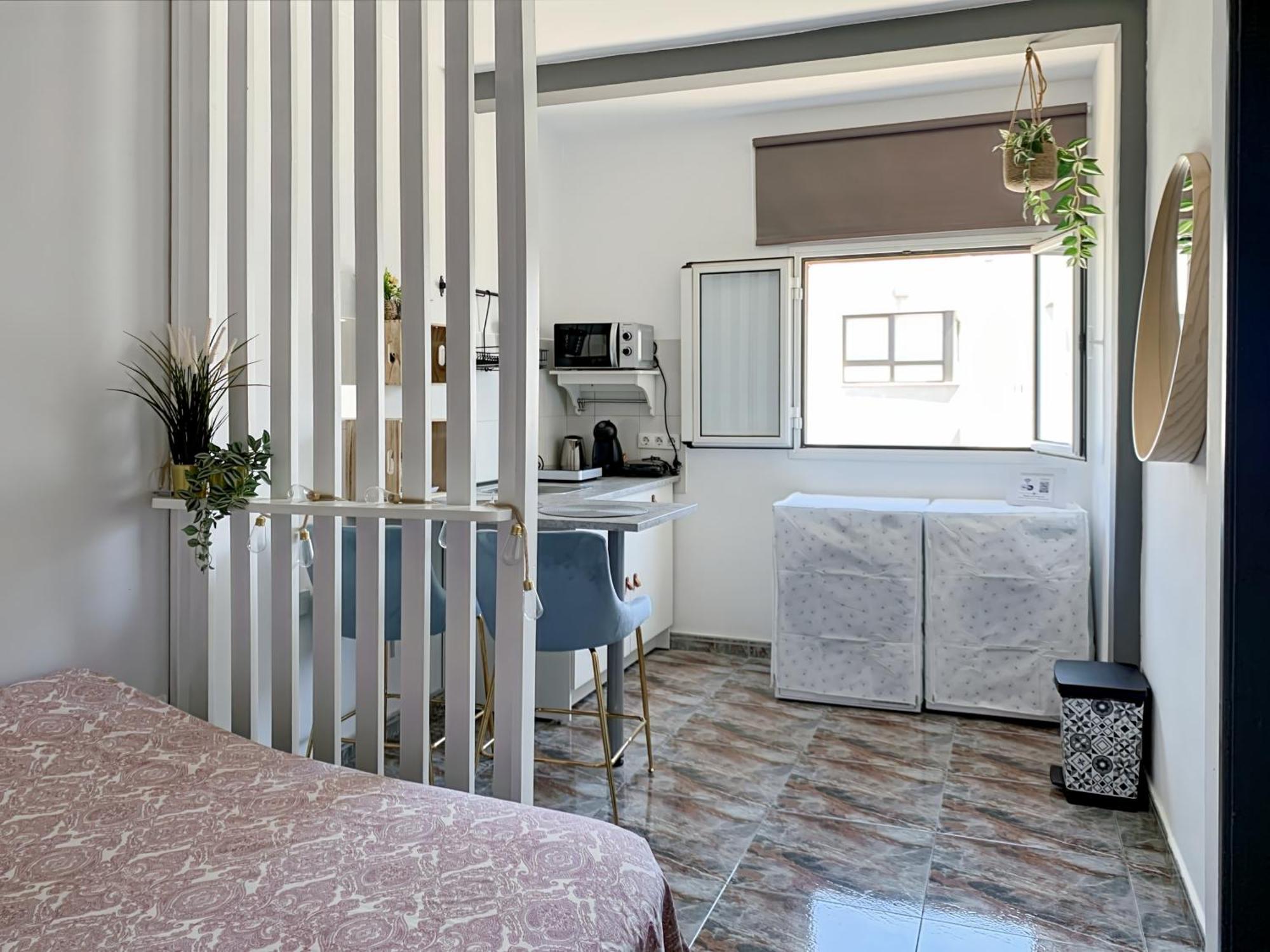 Habitaciones Privadas Cerca De La Playa Y Aeropuerto En Casa Compartida Con Otros Huespedes Playa Honda  Exterior photo