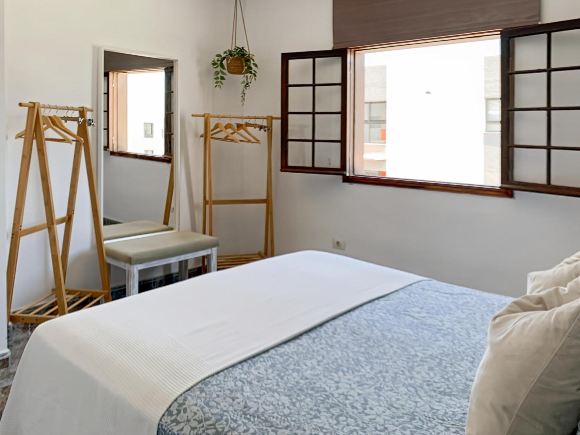 Habitaciones Privadas Cerca De La Playa Y Aeropuerto En Casa Compartida Con Otros Huespedes Playa Honda  Exterior photo